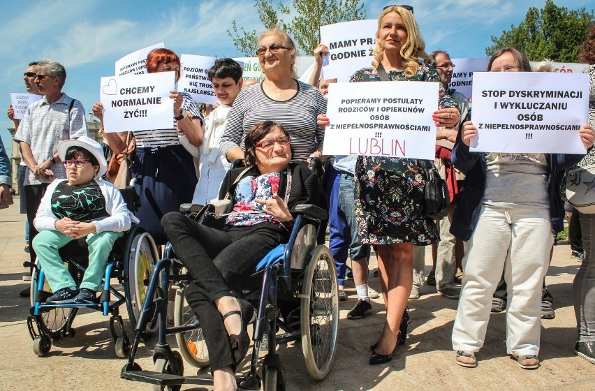 Pikieta na placu Litewskim w Dzień Walki z Dyskryminacją Niepełnosprawnych. "Całym sercem z rodzicami w Sejmie" (ZDJĘCIA) 