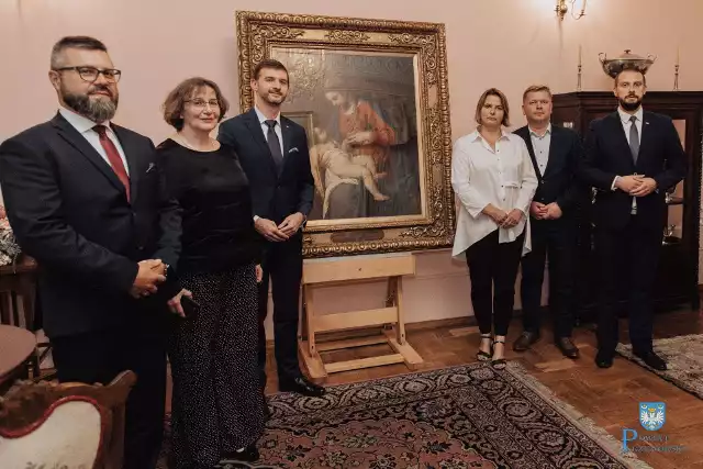 Po wielu latach obraz "Madonna z Dzieciątkiem" wrócił do Przeworska. Nz. uroczysta prezentacja.