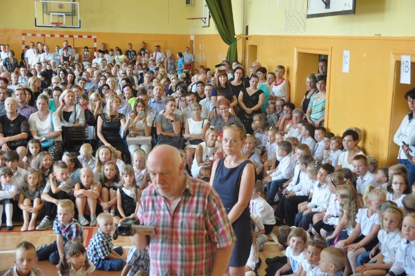 Początek roku szkolnego w SP1 w Szczecinku. Sześciolatki już z tornistrami [zdjęcia, wideo]