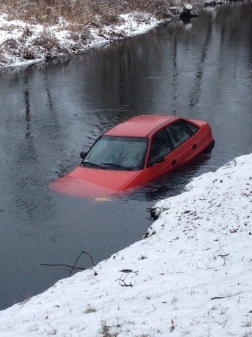 Auto wpadło do  rzeki Wierzyca