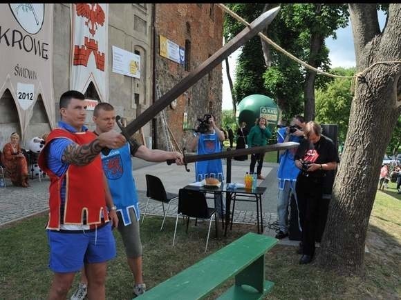 Tradycyjny bój o krowę teraz w Białogardzie