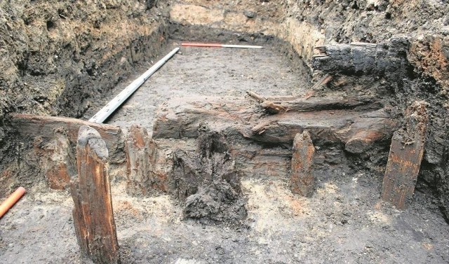 Relikty konstrukcji drewnianego pomostu ulicznego znaleźli archeolodzy. Pochodzą one  z XVII wieku.