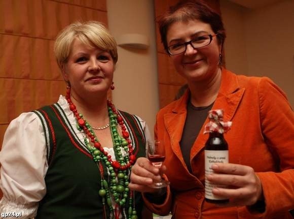 Zwycięska Kubiakówka była jednym z chętniej degustowanych produktów podczas finału konkursu. Na zdjęciu Ewa Gębczyńska i Edyta Lubiak, dziennikarka radiowa.