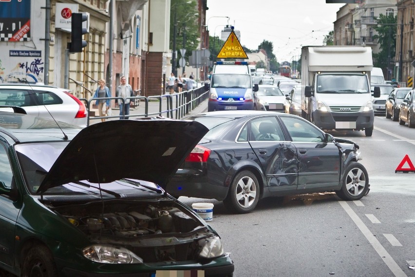 Wypadek w centrum Bydgoszczy. Dwa auta zderzyły się pod Trasą Uniwersytecką