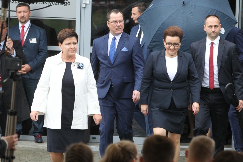 Premier Beata Szydło w Dobrzechowie: Podwyżki dla nauczycieli, lepsze warunki dla uczniów