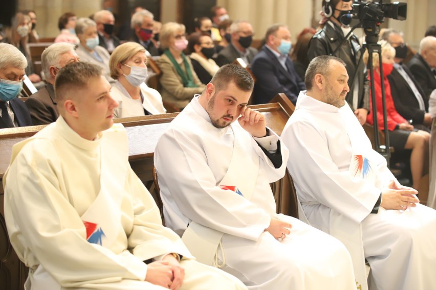 Święcenia kapłańskie w katerze w Łodzi w sobotę 29 maja. W Archidiecezji Łódzkiej jest sześciu nowych kapłanów [ZDJĘCIA]