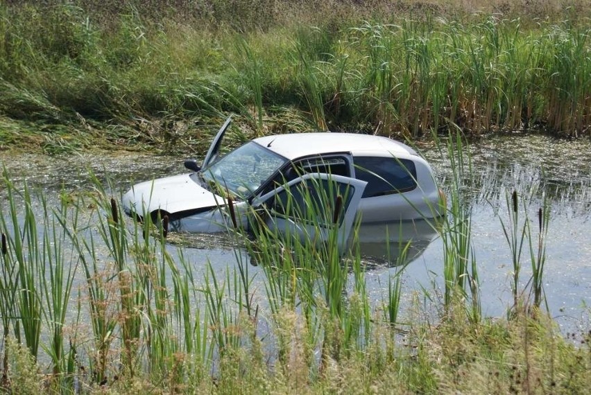 Wypadek w Skalmierzycach. Samochód w wodzie