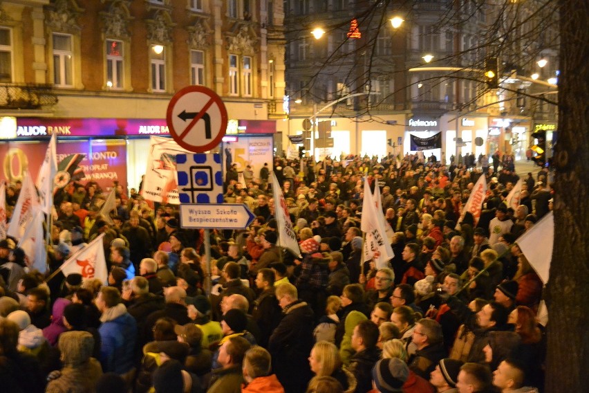 Strajk w Gliwicach: Tysiące ludzi wyszły na ulice miasta [NOWE ZDJĘCIA, RELACJA]