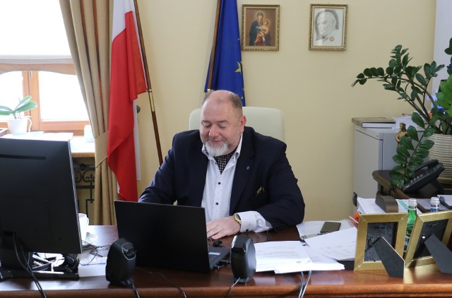 Burmistrz Jarosławia Waldemar Paluch w czasie obrad sesji budżetowej.