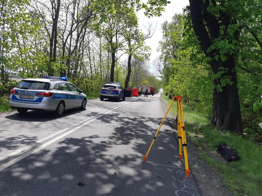 Wyry: Tragiczny wypadek przy ul. Pszczyńskiej. Kierowca uderzył w drzewo. Droga jest zablokowana