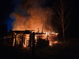 Nocny pożar w Kruszynianach. Cztery zastępy strażaków gasiły pożar stodoły. Budynku nie udało się uratować 