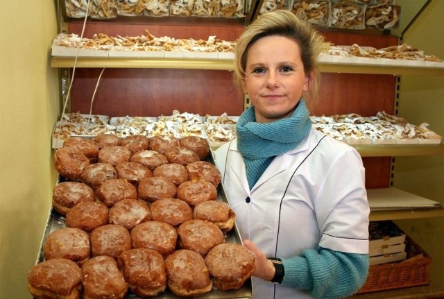 - Mamy paczki z nadzieniem z róży, z adwokatem, ale te klasyczne, z marmoladą cieszą się największym powodzeniem - mówi Anna Daszkiewicz z radomskiej cukierni Orłowscy, gdzie przyszykowano na dziś 30 tysięcy tych ciastek.
