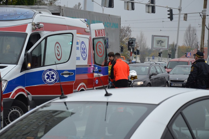 Wrocław: Auto zablokowało skrzyżowanie. Inni trąbili, a kierowca miał zawał (ZDJĘCIA)