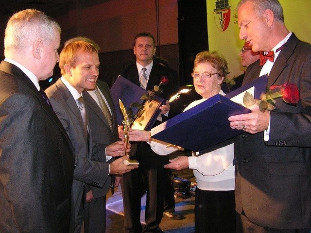 Robert Gajda, dyrektor CM Gajda-Med odbiera nagrodę za zajęcie I miejsca w konkursie "Perły Medycyny" w 2011 roku