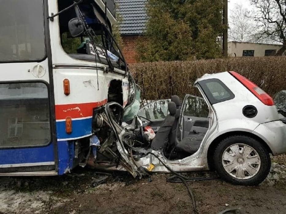 Wypadek w Niemczynie Wjechała pod autobus PKS. Jej auto