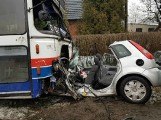 Wypadek w Niemczynie: Wjechała pod autobus PKS. Jej auto zostało zmiażdżone. 4 osoby ranne [ZDJĘCIA]