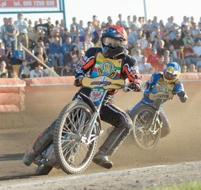 Formę na miarę awansu do ekstraligi prezentują na razie tylko Słoweniec Matej Ferjan (na zdjęciu na pierwszym planie), junior Paweł Hlib (z tyłu) i Duńczyk Jesper B. Jensen.