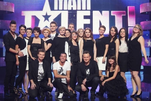 Finaliści z czwartego półfinału "Mam talent&#8221;: zespół Sound'n'Grace oraz Piotr Karpienia (pierwszy rząd, drugi od prawej).