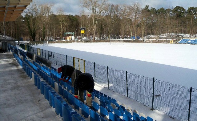 Ze stadionu Floty przy ul. Matejki co kilka dni trzeba usuwać spore warstwy śniegu.