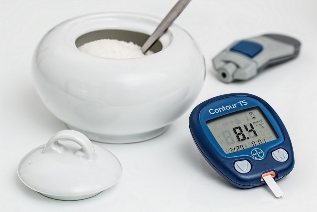 Regularne pomiary glikemii na czczo oraz po posiłkach powinny wykonywać osoby chore na cukrzycę, oraz kontrolnie osoby znajdujące się w grupie ryzyka rozwoju tej choroby.