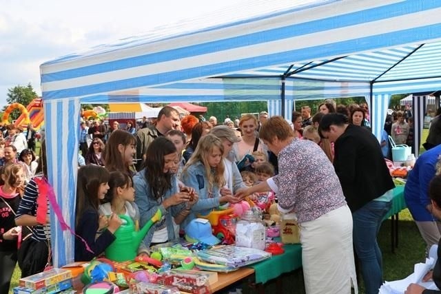 Tłum ludzi bawił się na festynie przy szkole w Słupi.