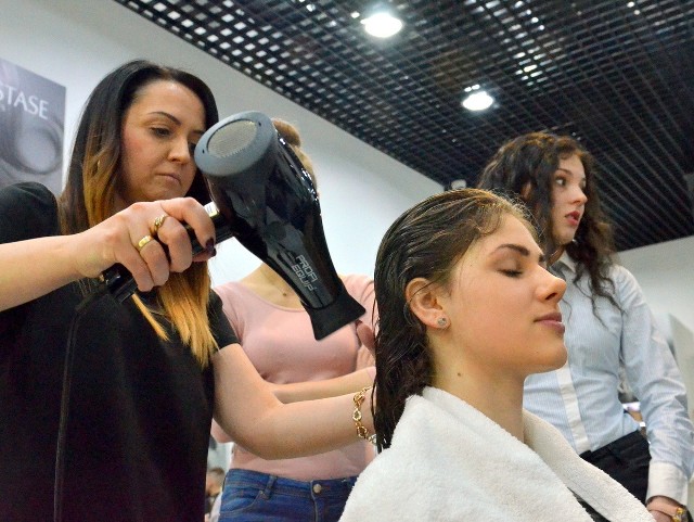 O to by finalistki  jak najwięcej dowiedziały się o myciu, suszeniu i modelowaniu włosów zadbała Agnieszka Leśniewska, właścicielka Salonu Fashion.