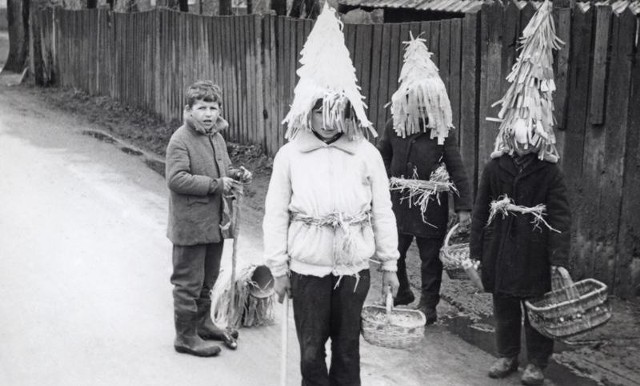 Zdjęcie w Wirtualnym Muzeum Pucheroka w gminie Zielonki. Fotografia analogowa powstała w Zielonkach w 1966 rok, Obecnie znajduje się w Muzeum Etnograficzne im. Seweryna Udzieli w Krakowie, autor: Bolesław Łopuszański