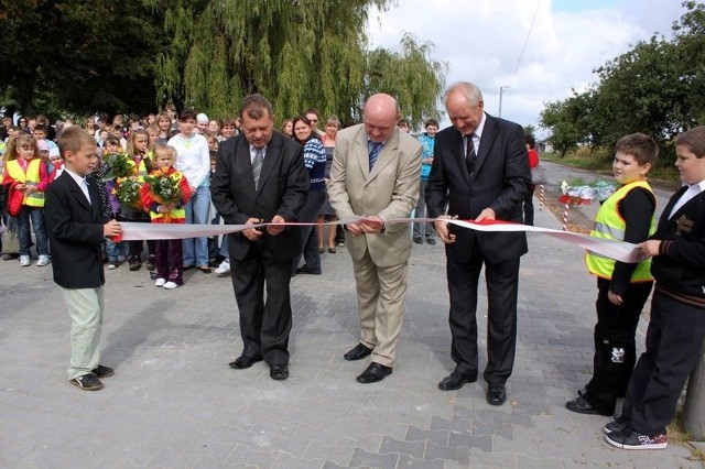 Zgodne cięcie wstęgI. Od lewej: Ryszard Borowski, przewodniczący Związku Gmin Ziemi Kujawskiej, wicestarosta Paweł Betkier i wójt Piotr Marciniak