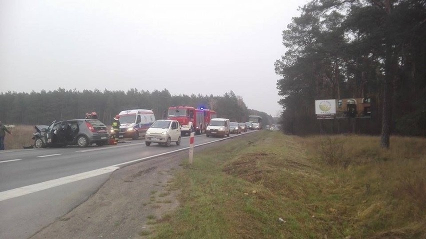 Pasażerowie z obu samochodów trafili do bydgoskich szpitali....