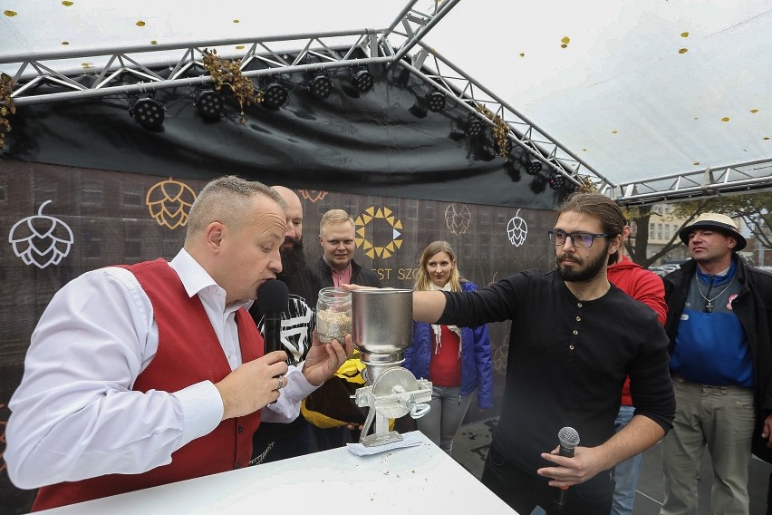 Oktoberfest Szczecin 2019. Chmielne święto w centrum miasta przyciągnęło setki miłośników złotego trunku