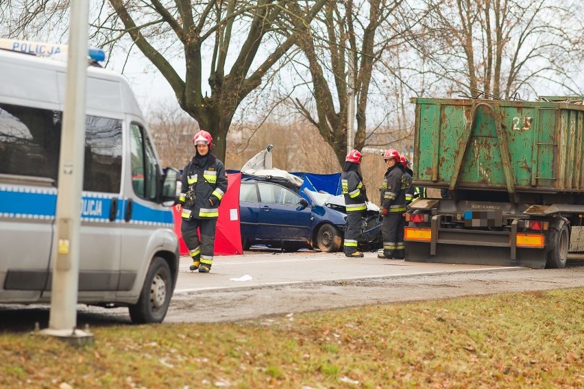 Fasty. Wypadek śmiertelny. Dwie osoby zginęły w zderzeniu osobówki z ciężarówką