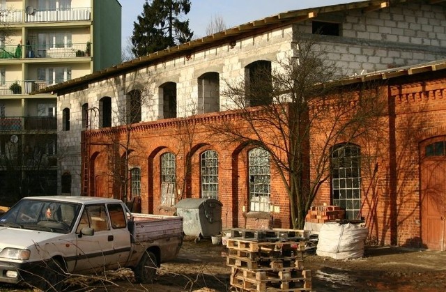 Jeden z najstarszych budynków na Zatorzu w przebudowie.