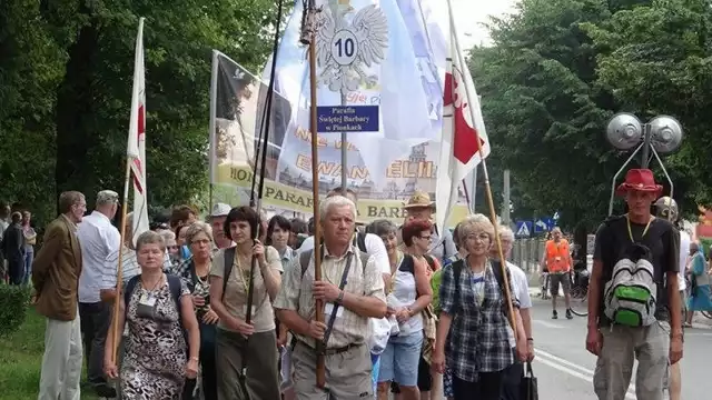 Pątnicy z Pionek w wtorek o godzinie 6.30 wzięli udział w mszy w Kościele Świętej Barbary po czym wyruszyli w trasę.