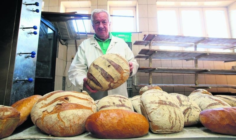 Feliks Ponitka na święta wypieka 2,5-kilogramowe chleby oraz...