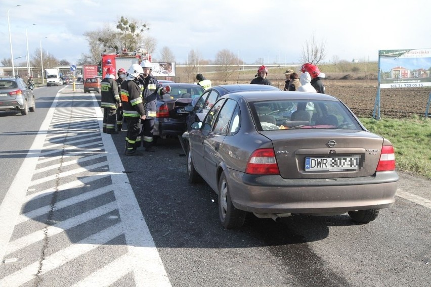 Wypadek pod Wrocławiem. Zderzenie 4 samochodów, jedna osoba ranna (ZDJĘCIA)