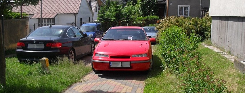 Opel calibra zaparkowany na chodniku
