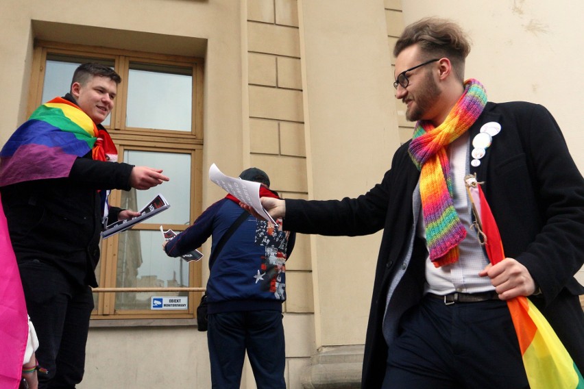 Wymietli homofobię z Lublina. Happening przed ratuszem [ZDJĘCIA, WIDEO]