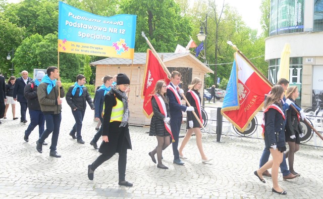 Uczestnicy obchodów 85-lecia Publicznej Szkoły Podstawowej numer 12 przeszli wczoraj ulicami Radomia z katedry do teatru.