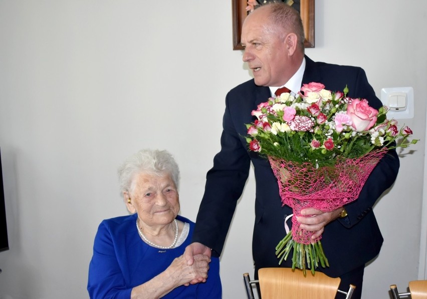 Setne urodziny Heleny Kiernozek. Jubilatkę 17 maja 2022 odwiedzili goście. W tym władze gminy Łyse. Zdjęcia