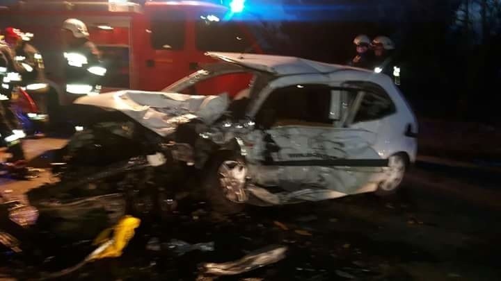 Śmiertelny wypadek w Będargowie. Zderzenie czołowe dwóch samochodów osobowych