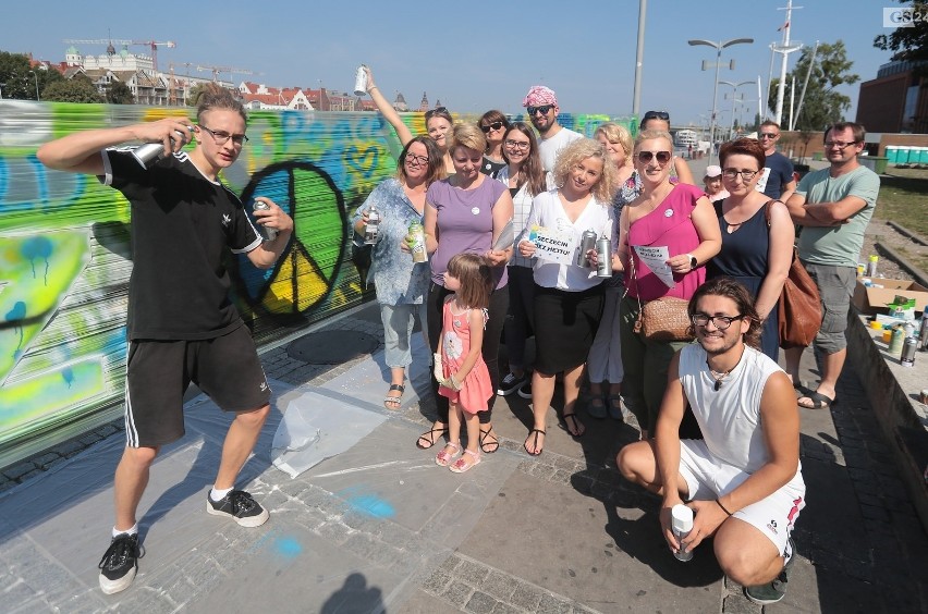 "Szczecin bez hejtu". Happening i wielkie graffiti na szczecińskich bulwarach [ZDJĘCIA]