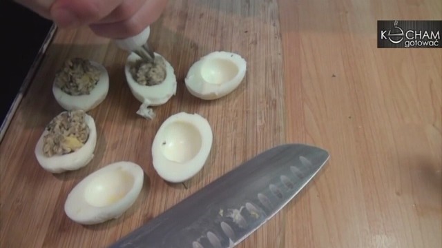 Jaja faszerowane pieczarkamiJajka faszerowane pieczarkami: przepis (WIDEO)