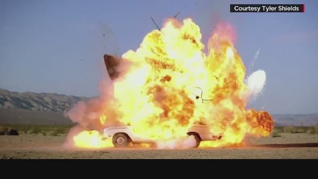 Rolls Royce Silver Shadow z 1969 r. wysadzony w powietrze dla sztuki i zabawy/fot. CNN Newsource/x-news