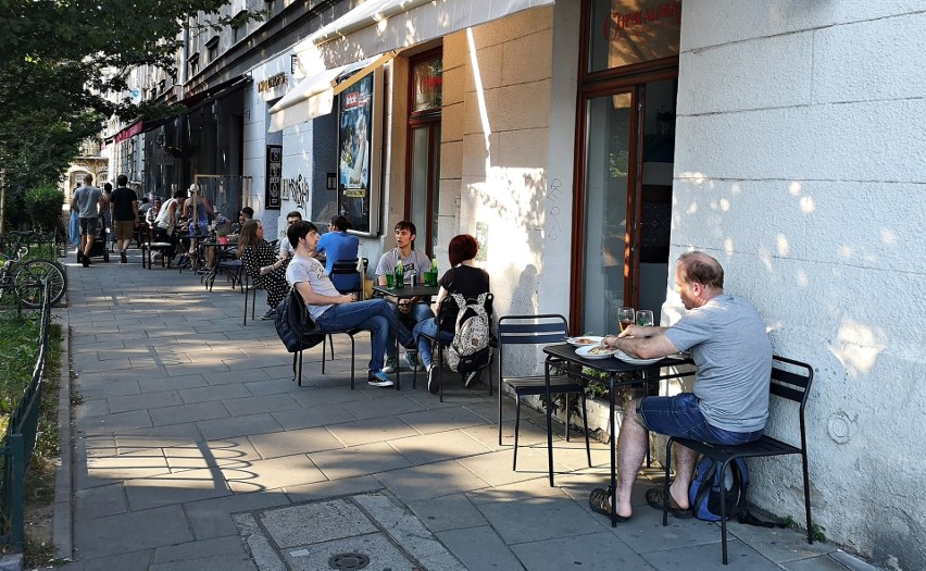 Wakacyjny Kraków. Kładka Bernatka i jej otoczenie tętni życiem [ZDJĘCIA]