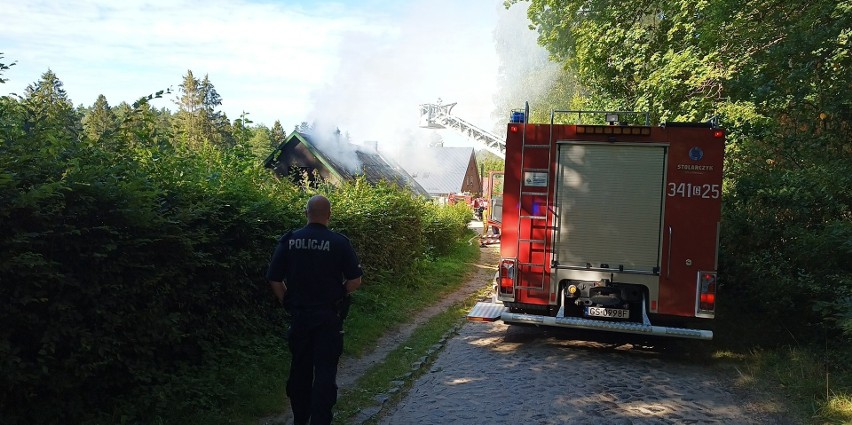 Pożar domu w Skarszewie Dolnym. Działania strażaków trwają