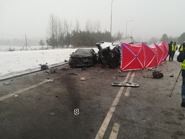 Święta Woda. Śmiertelny wypadek zablokował DK19. Zginął kierowca busa