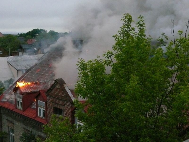 Była poczta przy ul. Boboli w płomieniach.