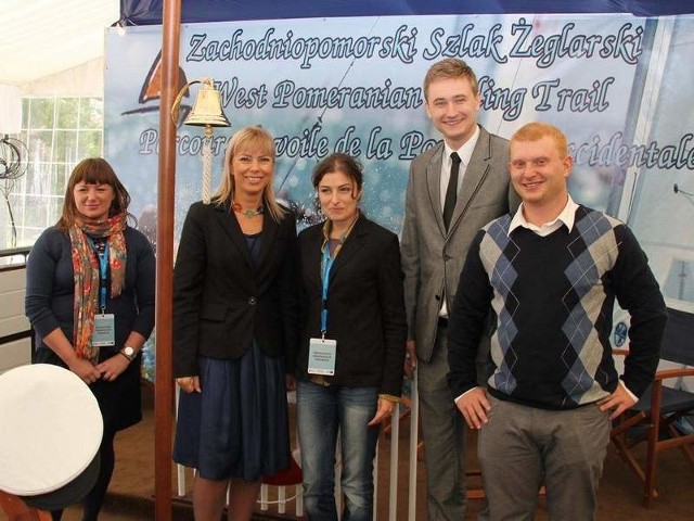 Agnieszka Kempkiewicz, Minister Elżbieta Bieńkowska, Natasza Górecka i szefowie Media Brothers Tomasz Zając i Sebastian Mróz na tle prezentowanego stoiska zachodniopomorskiego.