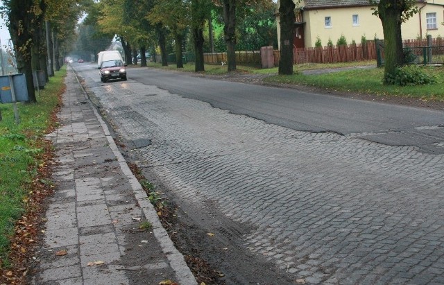 Poznańska to miejscowa osobliwość drogowa. Lewy pas jest wybrukowany, prawy ma asfaltową nawierzchnię. Drogowcy planują zerwać asfalt również z drugiego pasa.