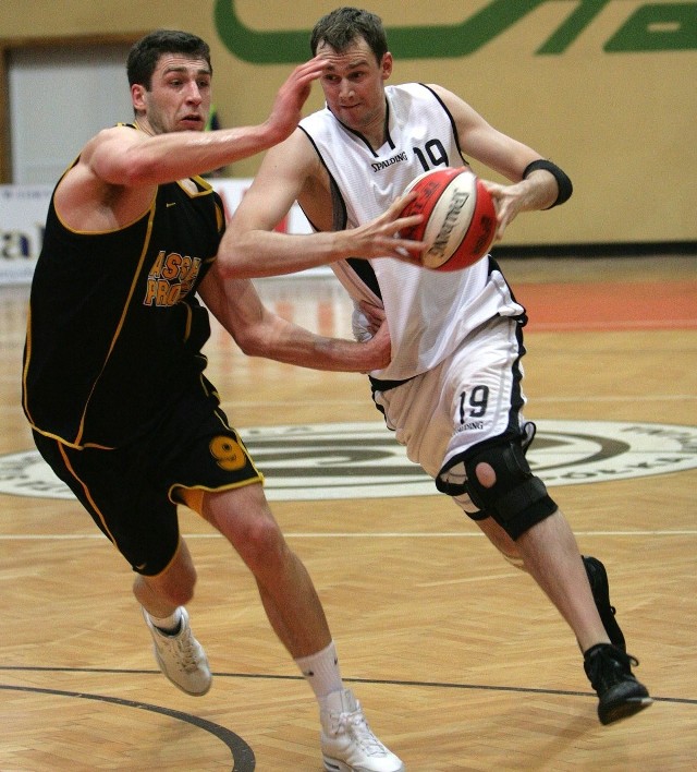 Koszykarze Stali Stalowa Wola (z piłką Michał Wołoszyn) pokonali pewnie na własnym parkiecie Prokom II Sopot.